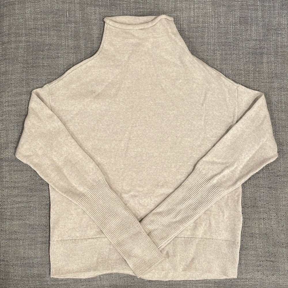 Wilfred x Aritzia turtle neck sweater , 100% merino wool, beige color size XS
